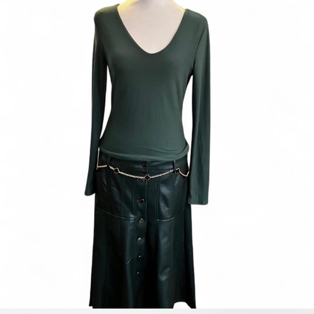 Elegant Green 💚 faux Leather Skirt Aline Cut Stunning. Very flattering fit!